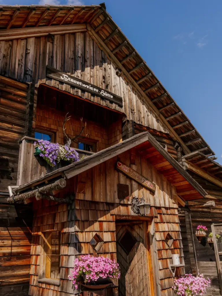 Hütteneingang der Branntweineralm am Aineck im Lungau, Salzburg